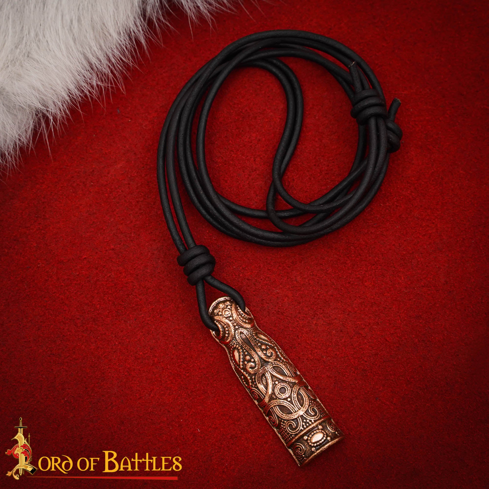 Colgante Amuleto de Bronce Nórdico del Siglo X - Acabado Antiguo con Cordón de Cuero - Imagen 5