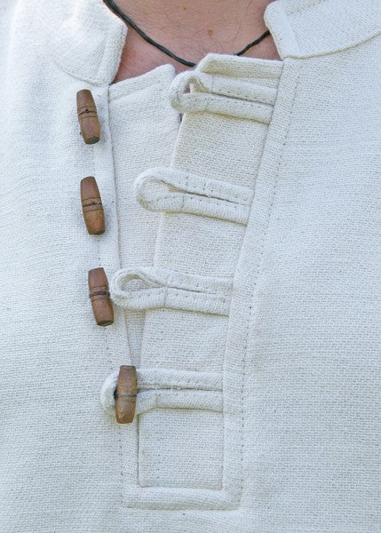 Imagen de Camisa Medieval Tejida a Mano con Botones de Madera, Natural 1202205800 parte de nuestra colección en Espadas y más, sitio oficial.
