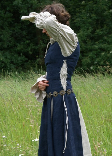 Imagen de 1276500500 Vestido Medieval Finna parte de nuestra colección en Espadas y más, sitio oficial.