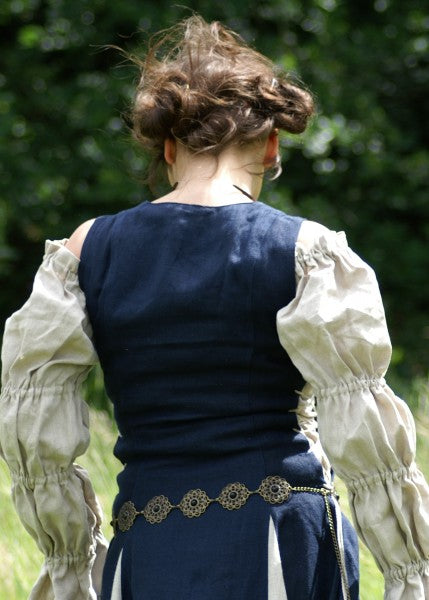 Imagen de 1276500500 Vestido Medieval Finna parte de nuestra colección en Espadas y más, sitio oficial.