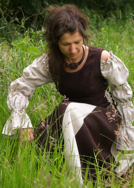 Imagen de 1276500500 Vestido Medieval Finna parte de nuestra colección en Espadas y más, sitio oficial.