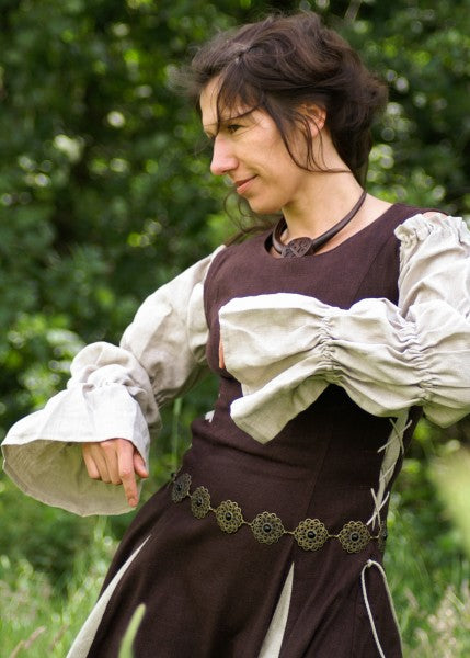 Imagen de 1276500500 Vestido Medieval Finna parte de nuestra colección en Espadas y más, sitio oficial.