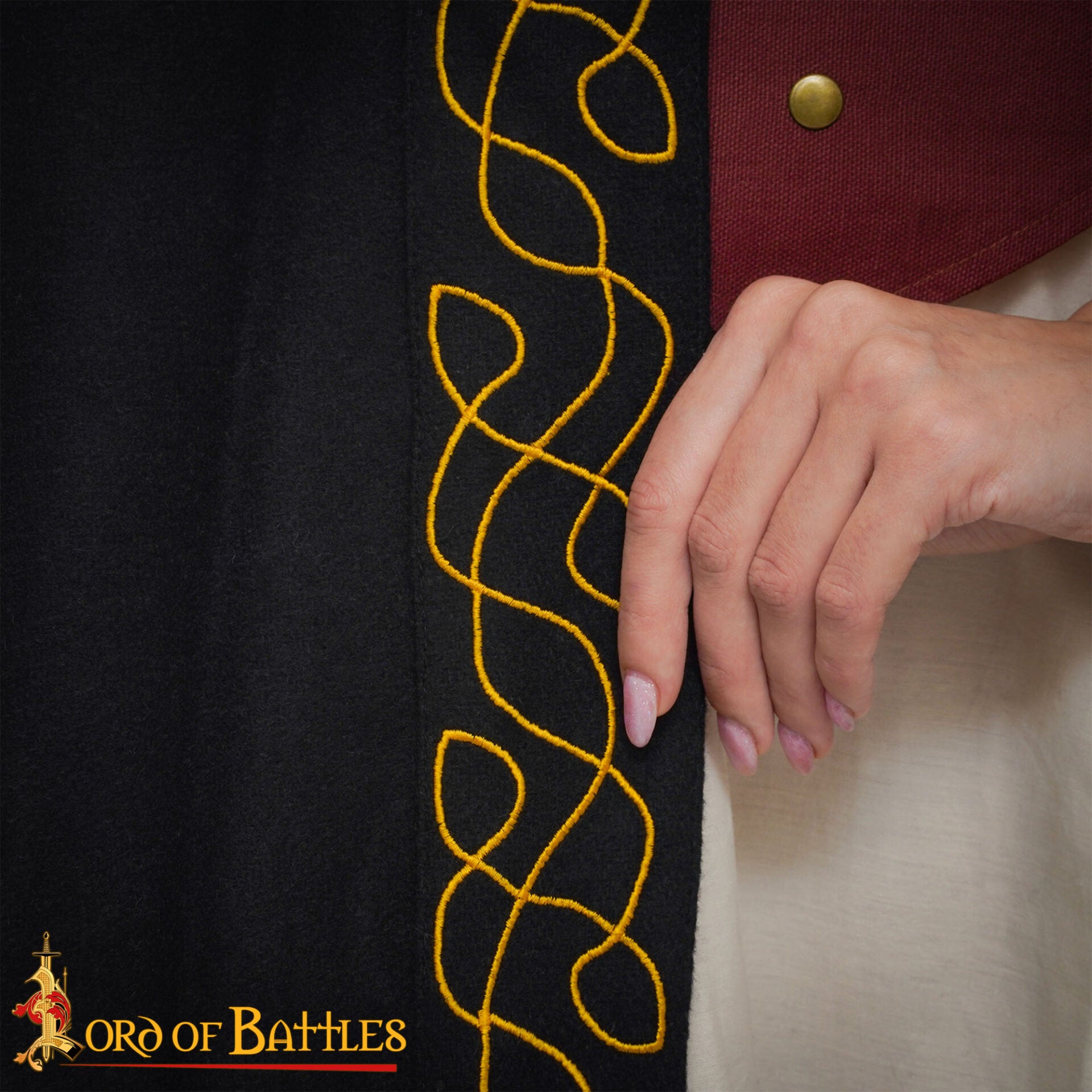 Capa Medieval de Lana con Bordados Dorados - Capa Histórica Negra con Capucha - Imagen 8