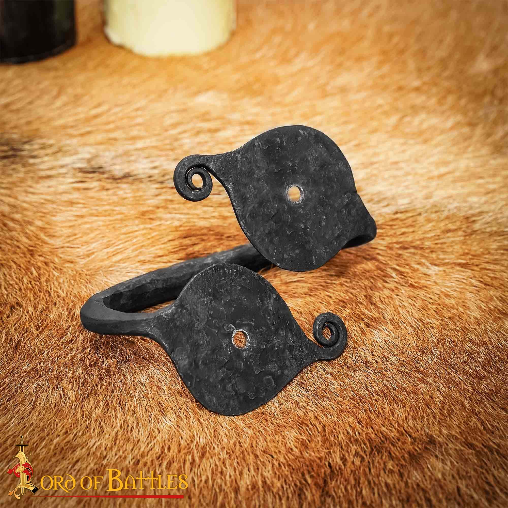 Asa de Cofre de Hierro Forjado a Mano - Acabado Rústico Negro Petróleo - Asa de Cofre de Estilo Medieval - Imagen 1