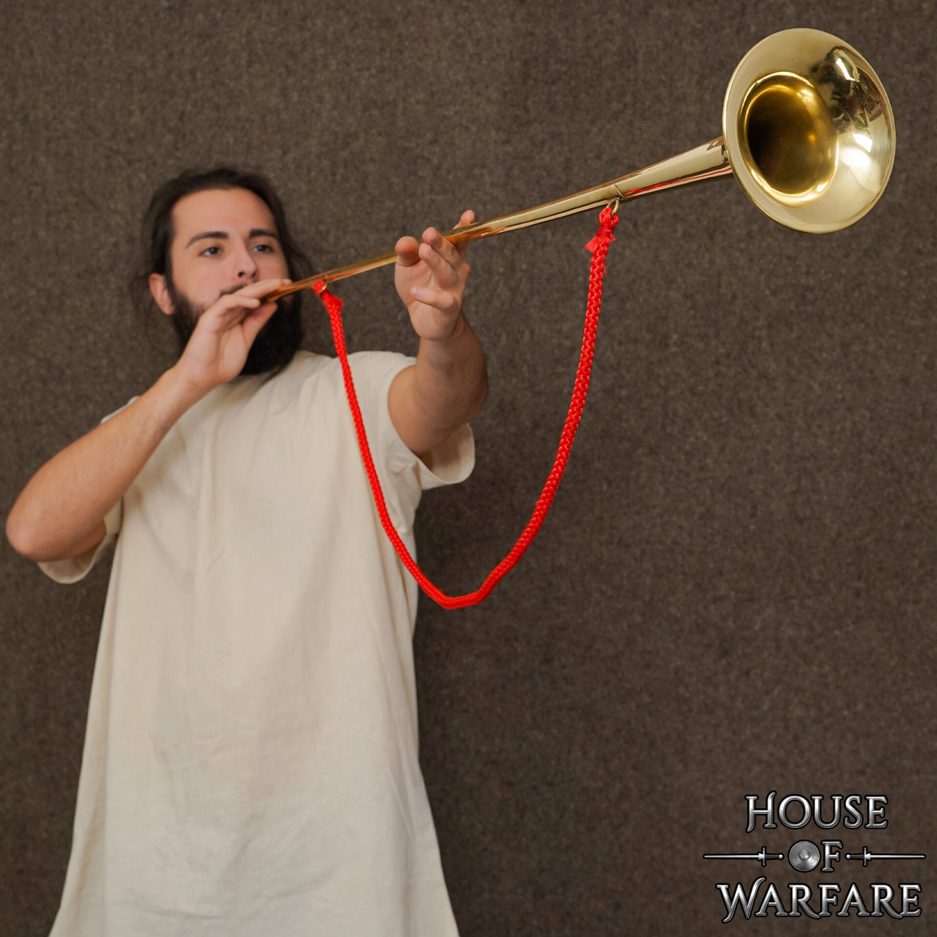 Trompeta Heráldica Medieval de Latón - Corneta Pulida de 50 Pulgadas con Cordón Rojo - Imagen 5