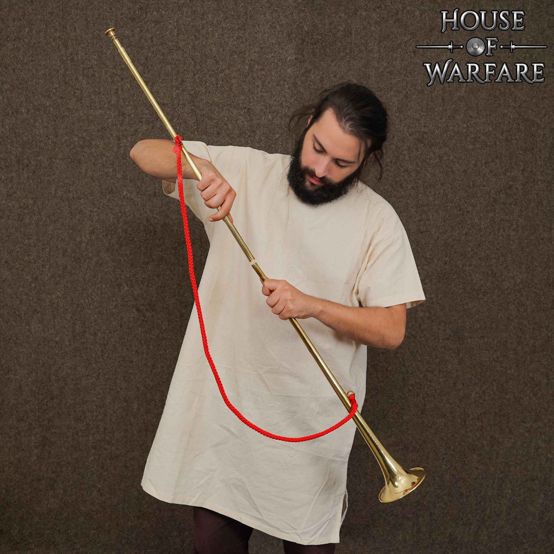 Trompeta Heráldica Medieval de Latón - Corneta Pulida de 50 Pulgadas con Cordón Rojo - Imagen 7