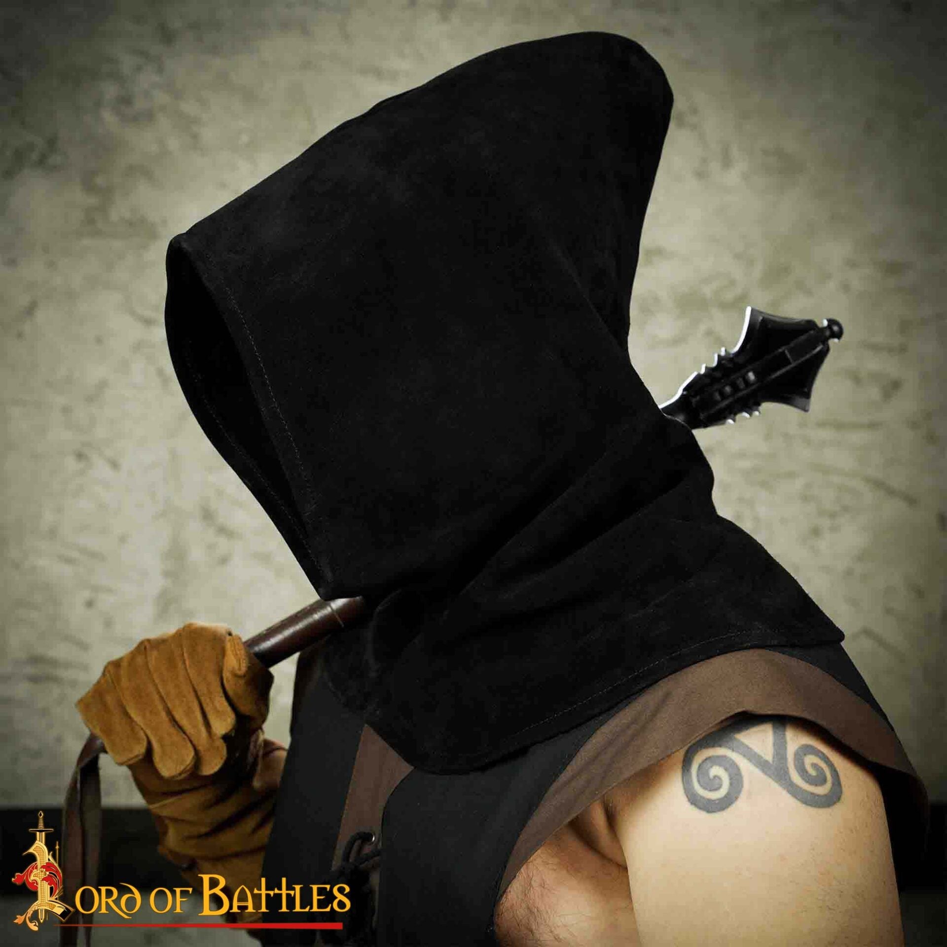 Capucha de Piel de Ante Negra con Cuello Ancho - Estilo Medieval Artesanal - Imagen 6