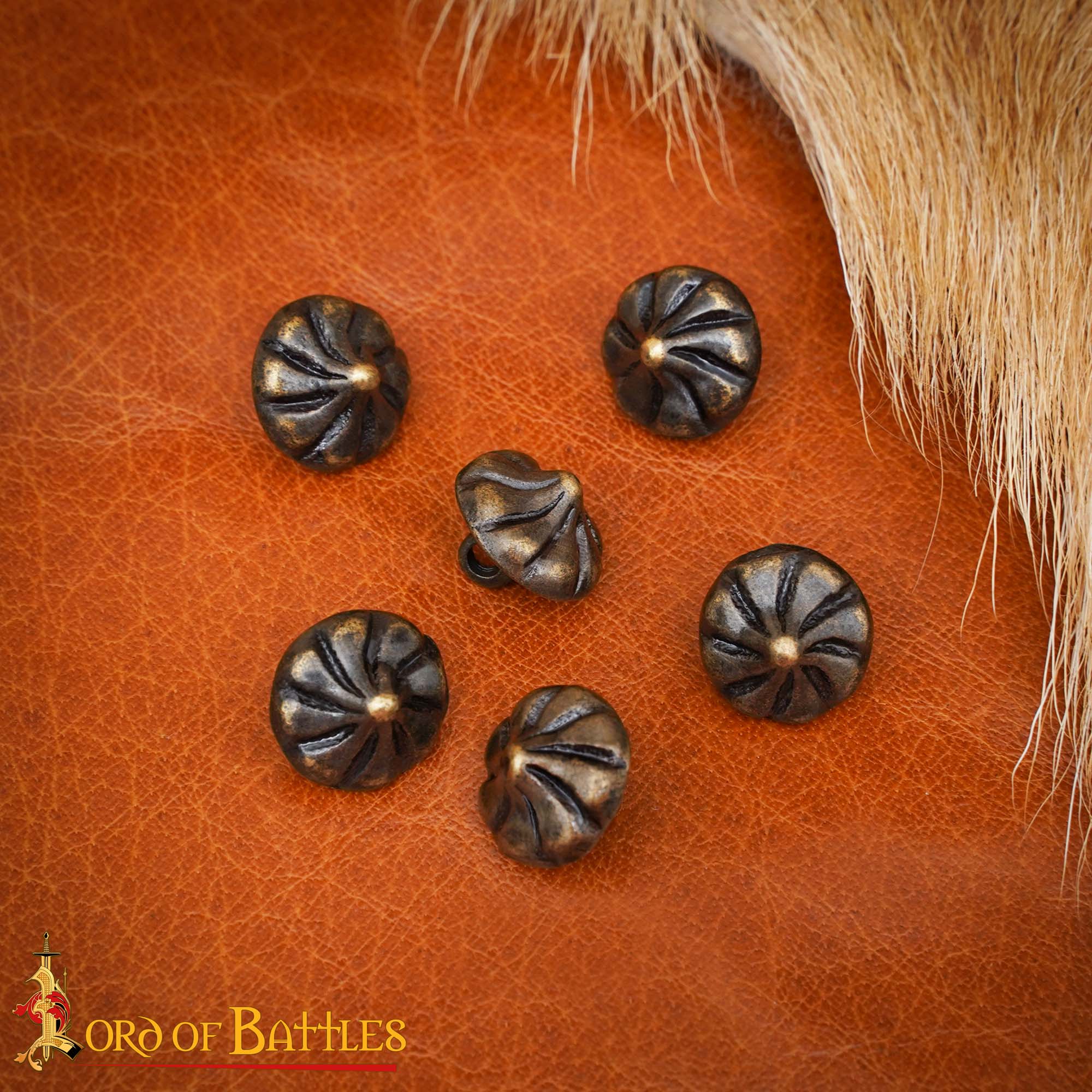 Botones Cónicos de Latón del Siglo Xv - Juego de 6 Cierres Históricos para Prendas de Vestir - Imagen 1