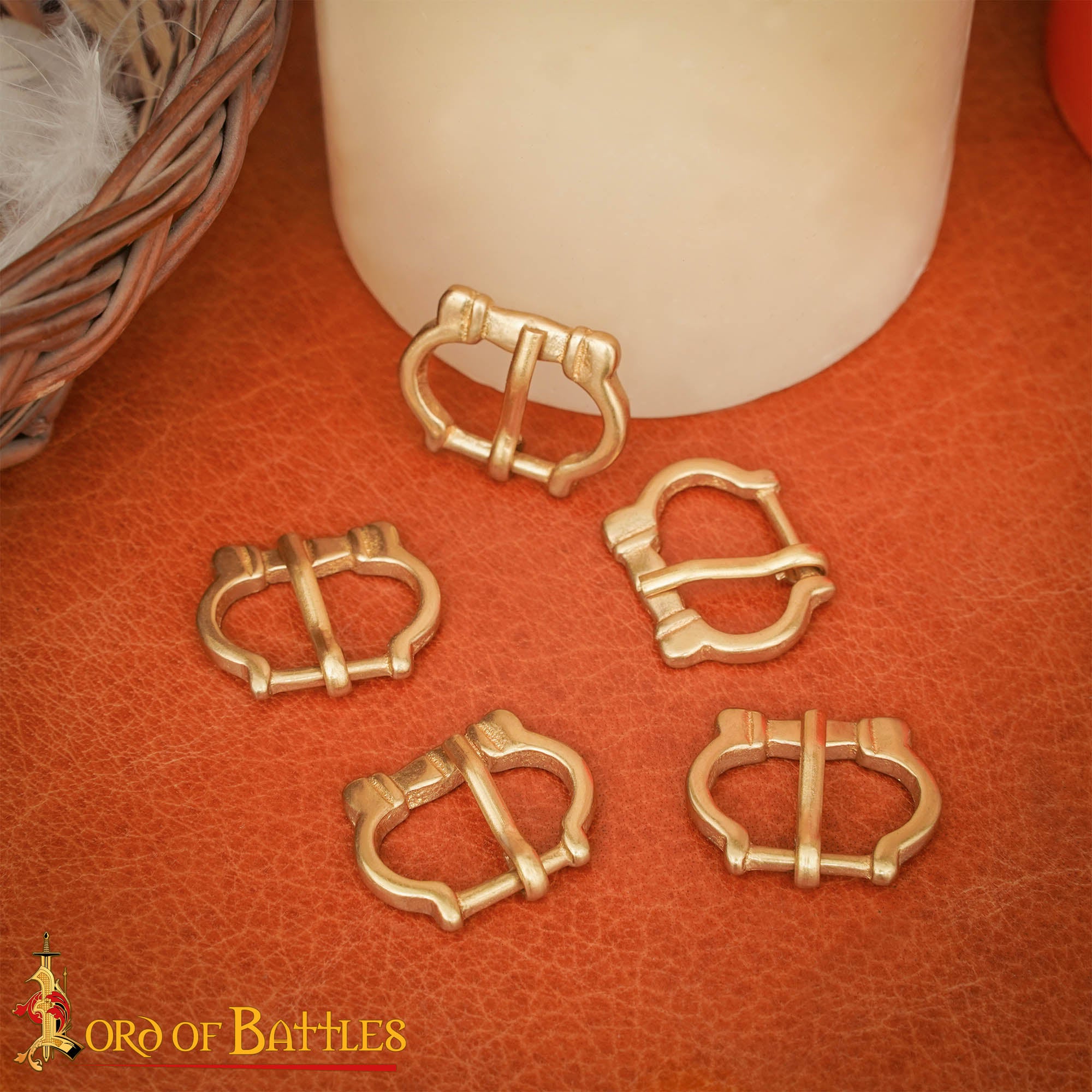 Pequeñas Hebillas Medievales de Latón para Cinturón - Juego de 5 Piezas Acabadas a Mano (réplica de 1200-1400) - Imagen 1