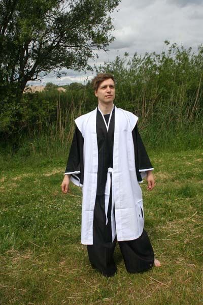 Imagen de Disfraz de cosplay para "Hitsugaya Toshirou" de la serie "Bleach" parte de nuestra colección en Espadas y más, sitio oficial.