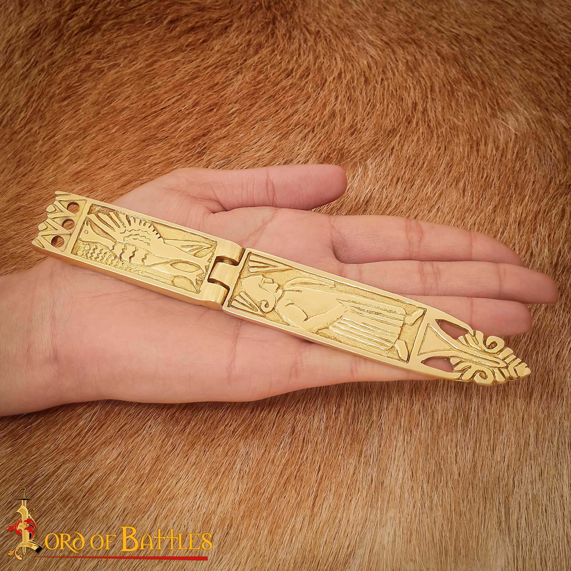 Vaina de Espada Vikinga de Latón - 16,5 Cm Guarnición Grabada con Diseño de Bisagra - Imagen 1