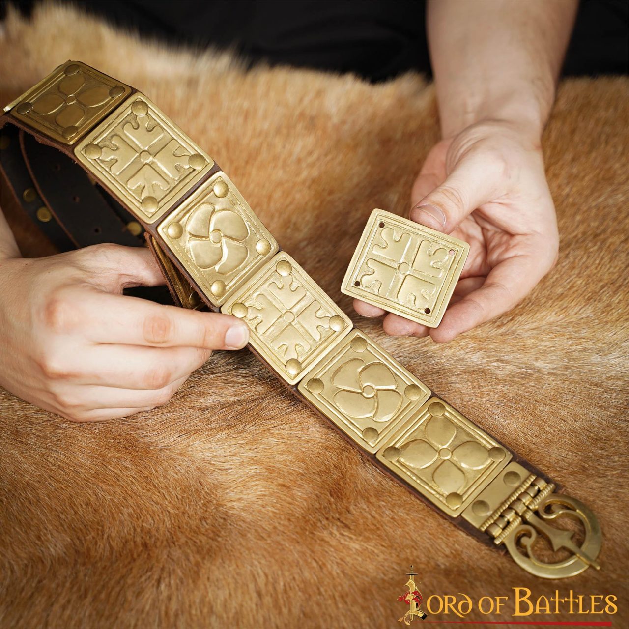 Decoración Romana de Latón Puro con Motivos Florales - Imagen 3