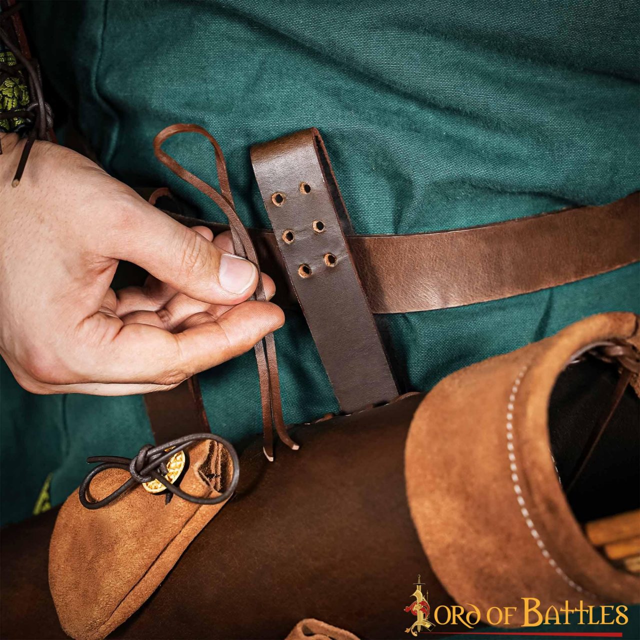 Carcaj Medieval de Cuero con Fundas de Ante - Portaflechas de Tiro con Arco con Correas Ajustables y Hebillas de Latón - Imagen 5