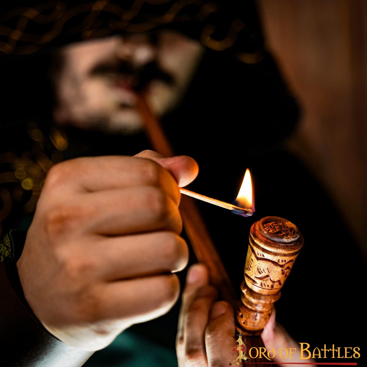 Pipa Artesanal de Madera de Acacia con Incrustaciones de Estilo Medieval - Imagen 9