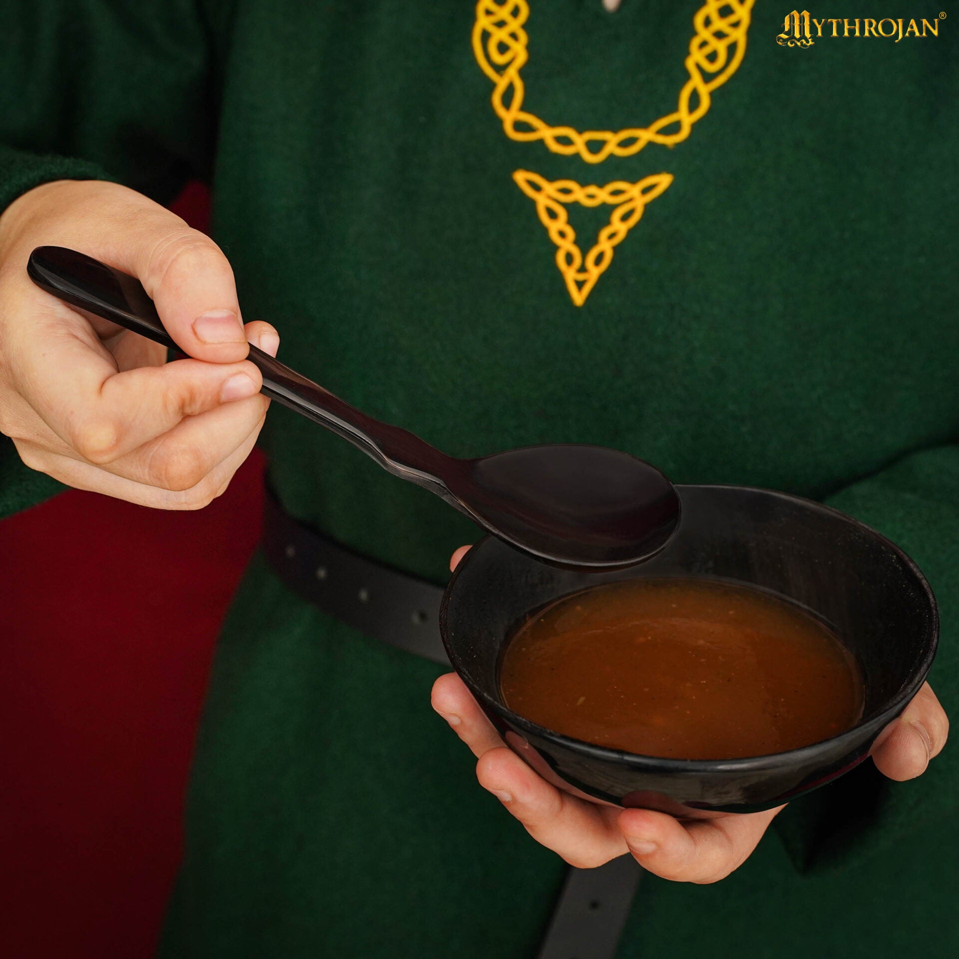 Juego de 2 Cucharas de Cuerno de Búfalo - Utensilios de Cuerno Natural Acabados a Mano (6.75") | Juego de Cucharas Medievales Vikingas Pulidas para Larp, Sca, y Temas Medievales - Imagen 2