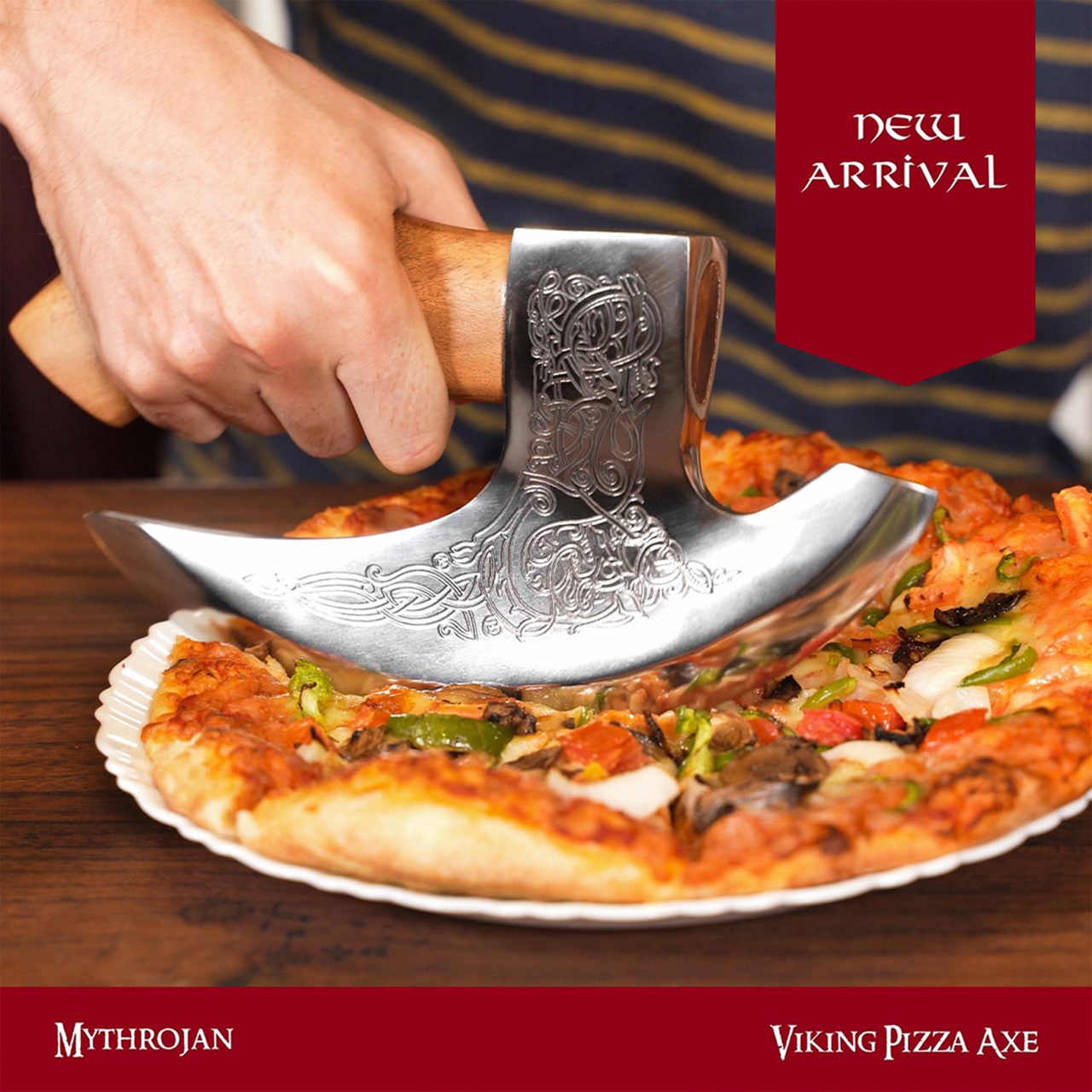 Mythrojan Hacha Vikinga para Pizza - Cortador de Pizza de Acero Inoxidable Forjado a Mano con Mango de Acacia Maciza y Funda de Cuero - Grabado Celta - Caja de Regalo - Imagen 10