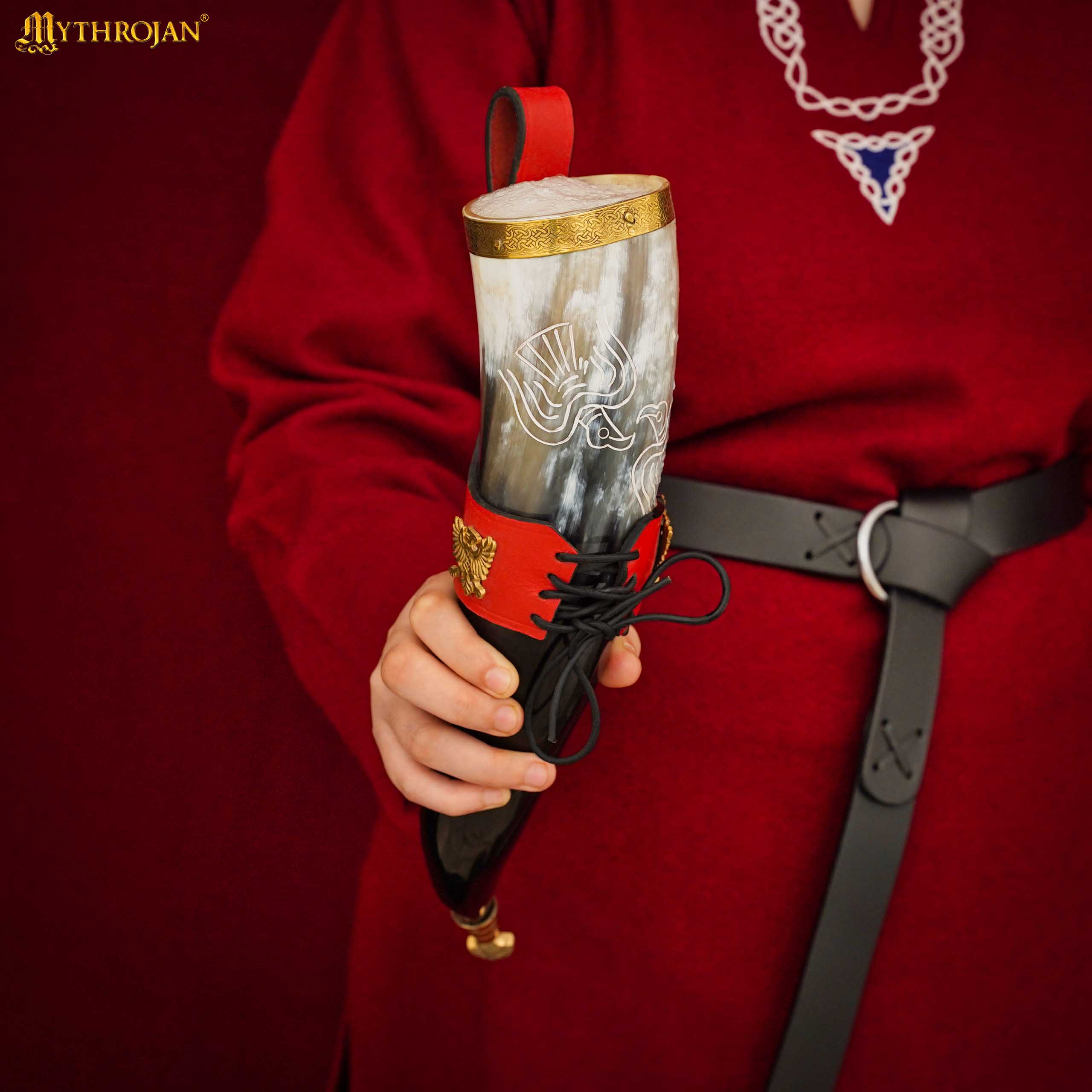 Mythrojan The Bird Of Prey Viking Drinking Horn 350 Ml con Soporte de Cuero Rojo Auténtica Jarra de Vino/cerveza Vikinga de Inspiración Medieval - Acabado Pulido - Imagen 4