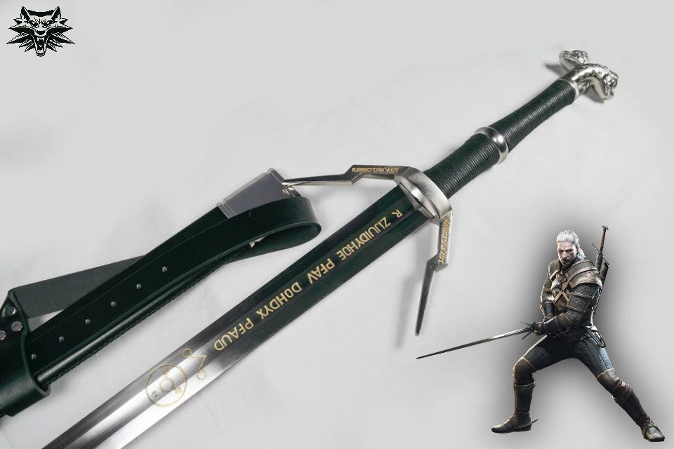 Espada de Geralt de Rivia de The Witcher con detalles en la hoja igual que la que aparece en The Witcher 3. Vendida por Espadas y más