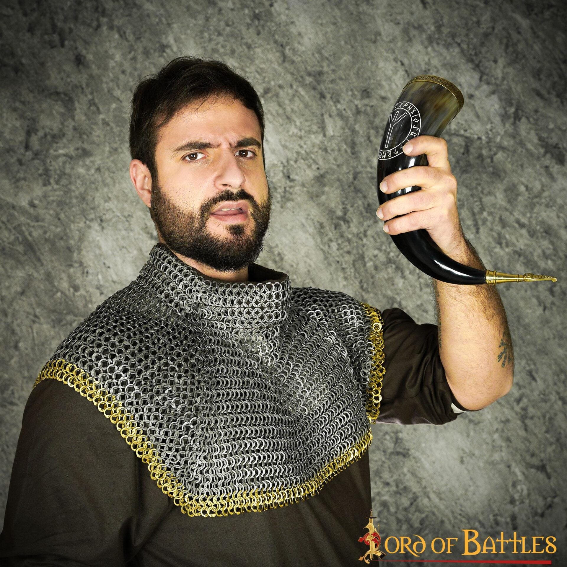 Cuerno Vikingo para Beber con Runa de Algiz - Cuerno de Buey Natural Pulido con Borde y Punta de Latón - Imagen 15