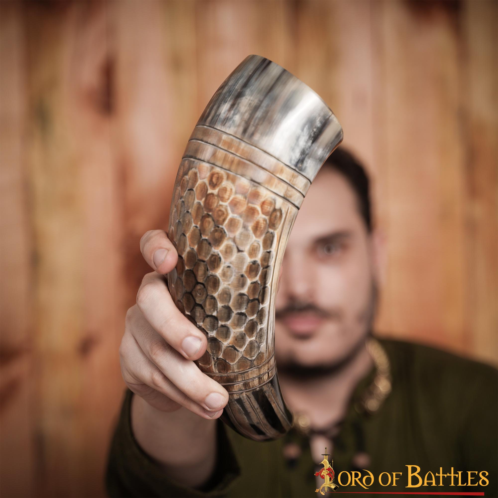 Cuerno para Beber Vikingo con Grabado en Forma de Panal, Cuerno de Buey Natural Hecho a Mano (500-600 Ml) - Imagen 14