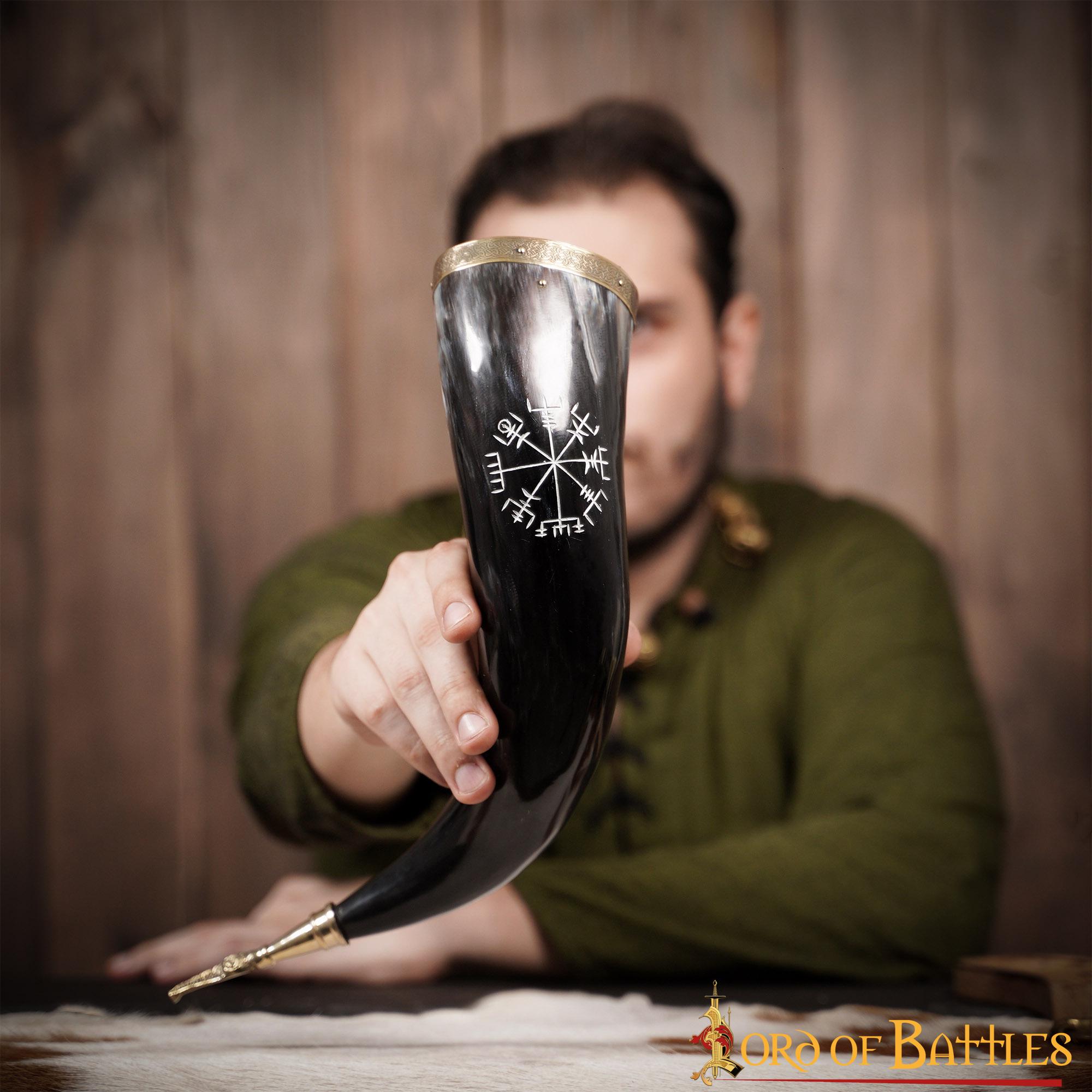 Cuerno Vikingo para Beber con Runa Vegvísir Grabada - Borde y Punta de Latón - Imagen 21