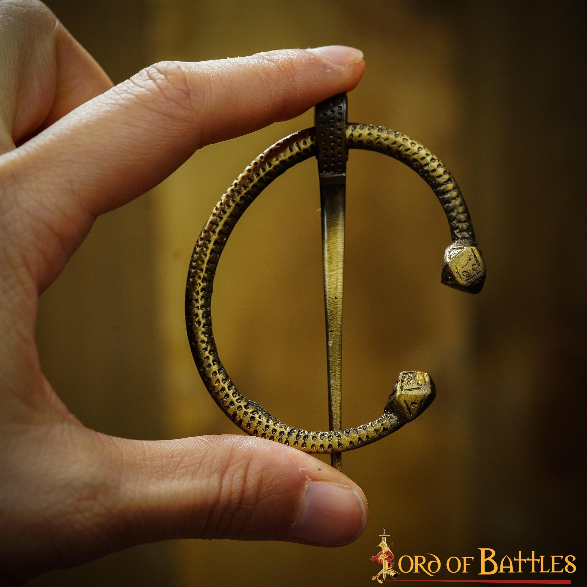 Broche Penannular de Latón Antiguo Alfiler de Capa Vikingo Celta, Fíbula Fundida en Arena - Imagen 15