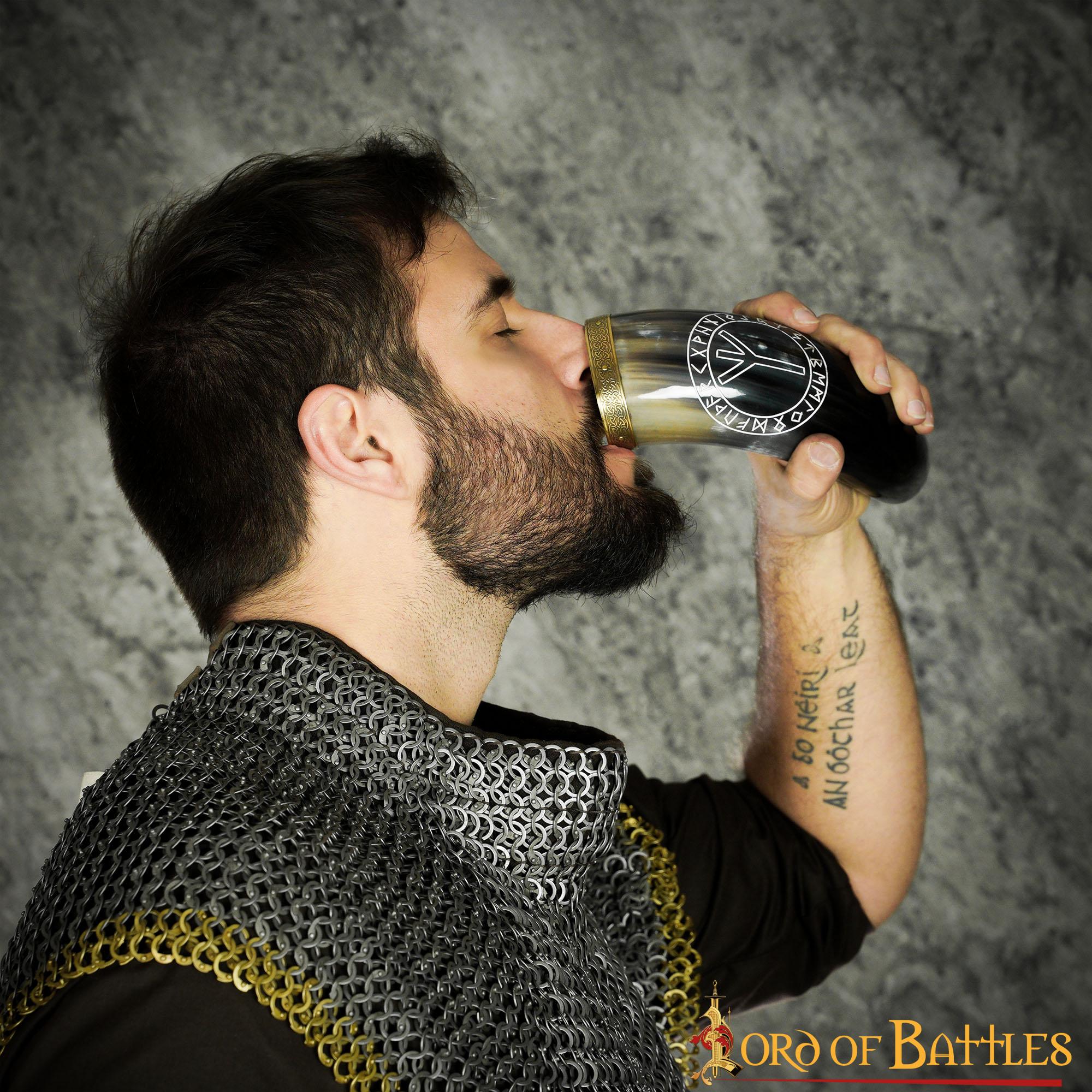 Cuerno Vikingo para Beber con Runa de Algiz - Cuerno de Buey Natural Pulido con Borde y Punta de Latón - Imagen 14