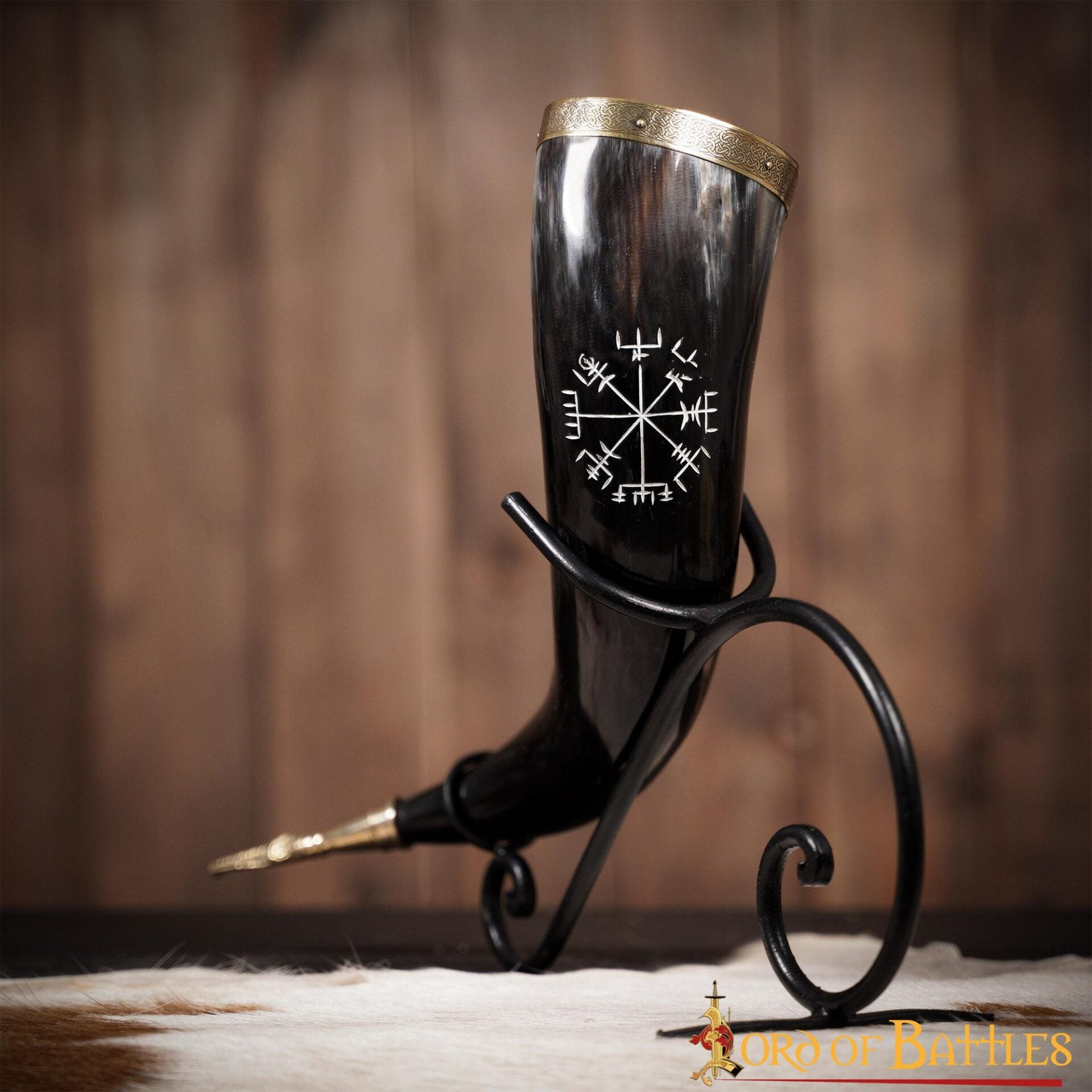 Cuerno Vikingo para Beber con Runa Vegvísir Grabada - Borde y Punta de Latón - Imagen 20
