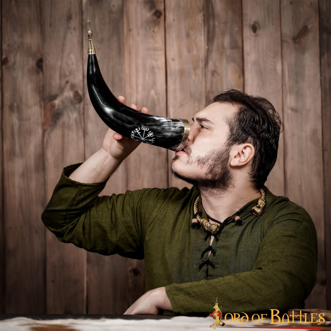 Cuerno Vikingo para Beber con Runa Vegvísir Grabada - Borde y Punta de Latón - Imagen 11