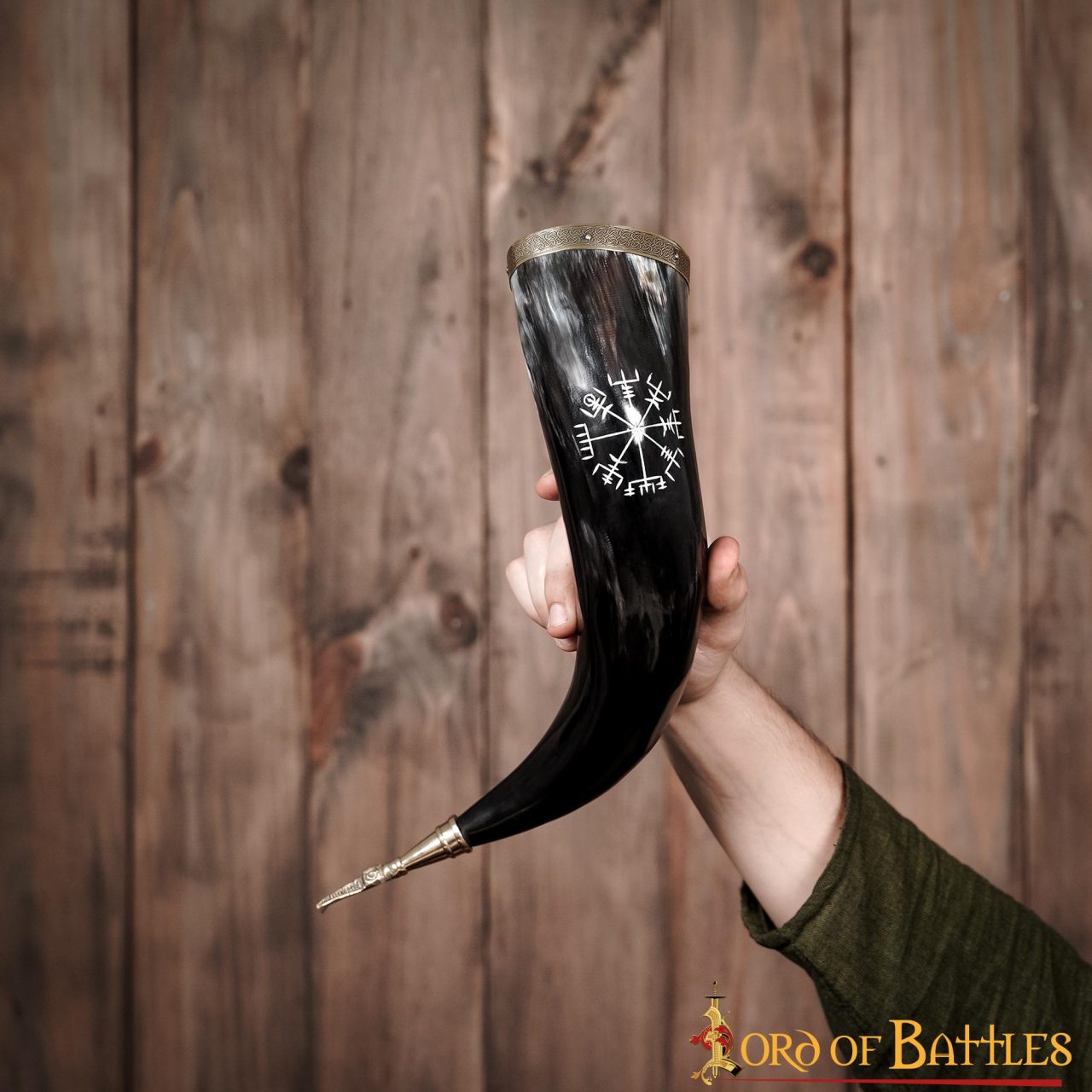 Cuerno Vikingo para Beber con Runa Vegvísir Grabada - Borde y Punta de Latón - Imagen 14
