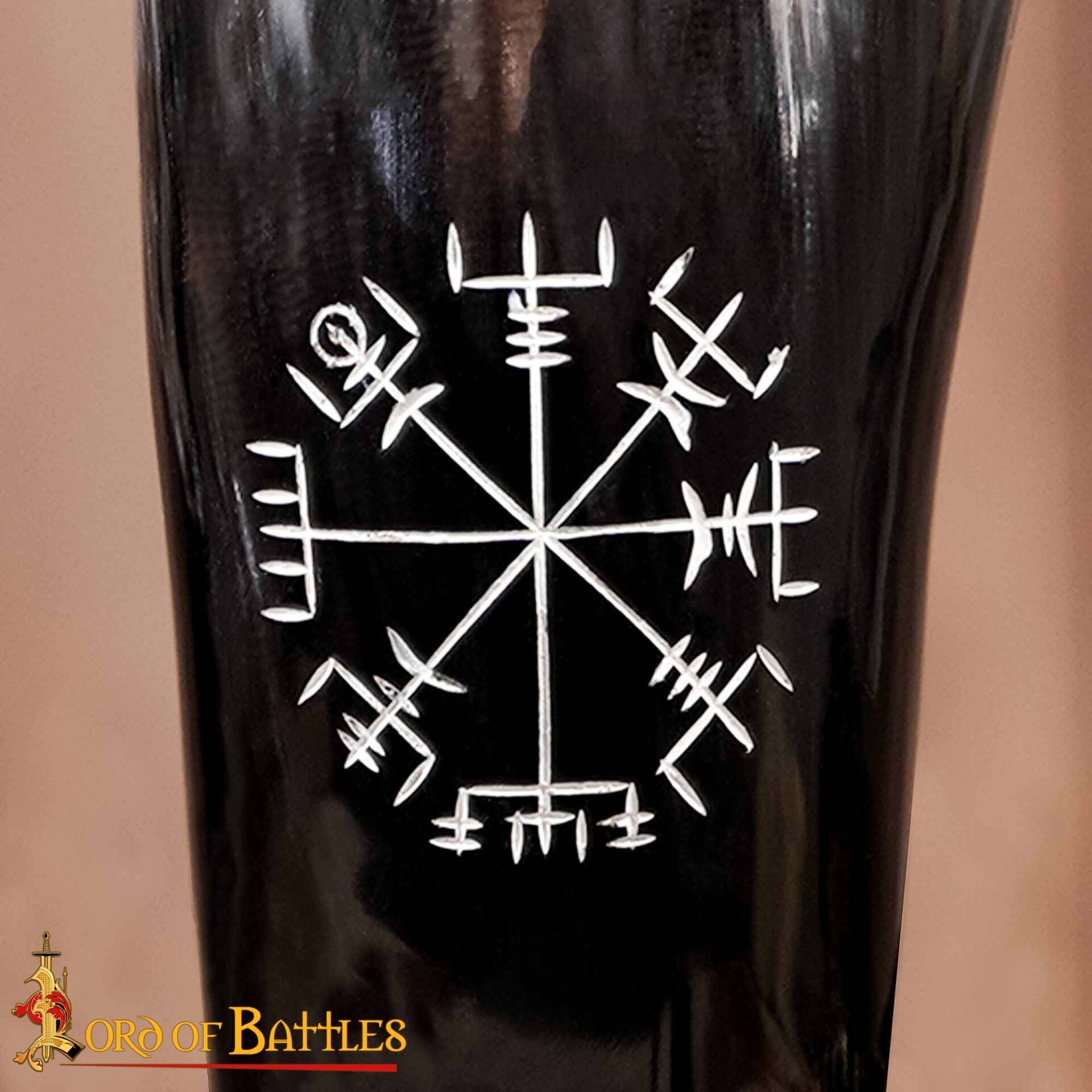 Cuerno Vikingo para Beber con Runa Vegvísir Grabada - Borde y Punta de Latón - Imagen 29