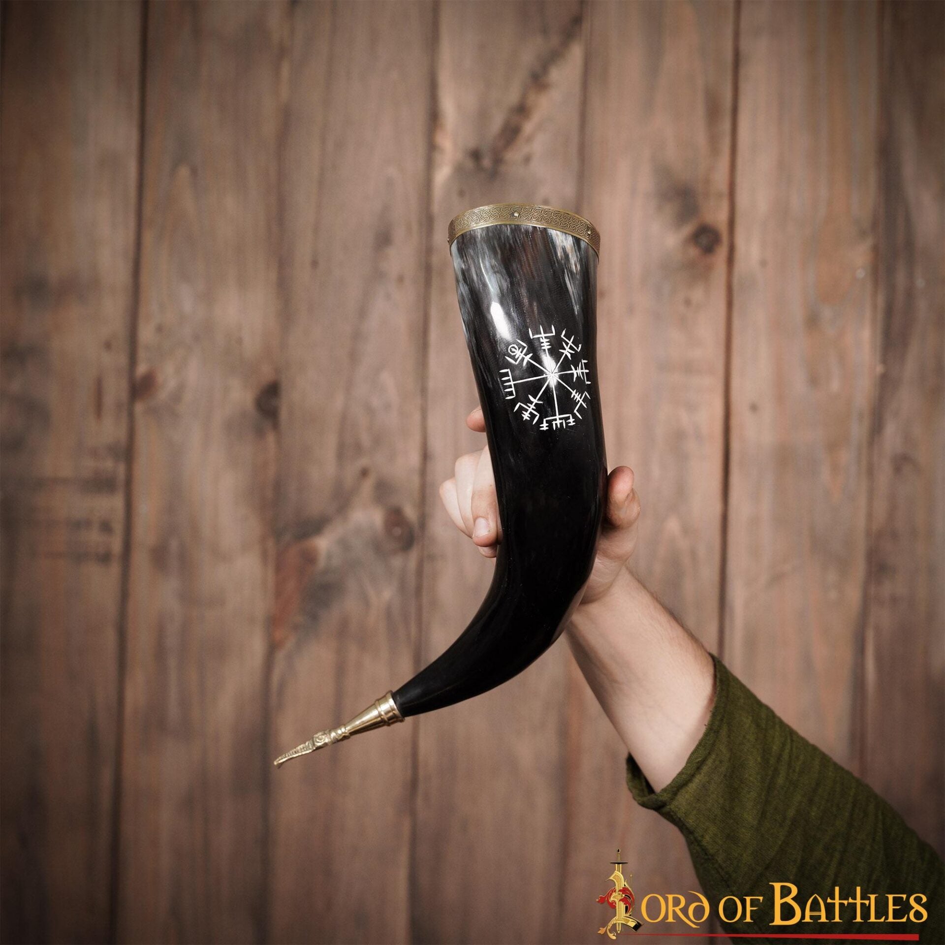 Cuerno Vikingo para Beber con Runa Vegvísir Grabada - Borde y Punta de Latón - Imagen 19