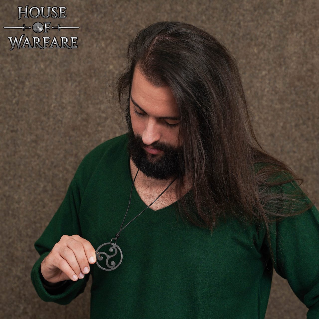 El Guerrero Celta Colgante Triskelion Forjado a Mano con Cordón de Cuero - Imagen 2