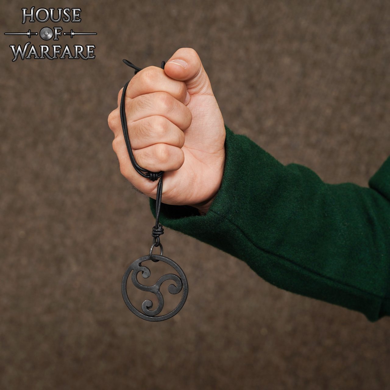 El Guerrero Celta Colgante Triskelion Forjado a Mano con Cordón de Cuero - Imagen 9