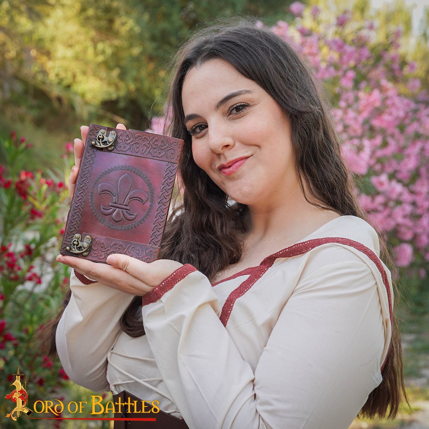 Diario Fleur de Lys de Piel Auténtica con Candado - Imagen 7