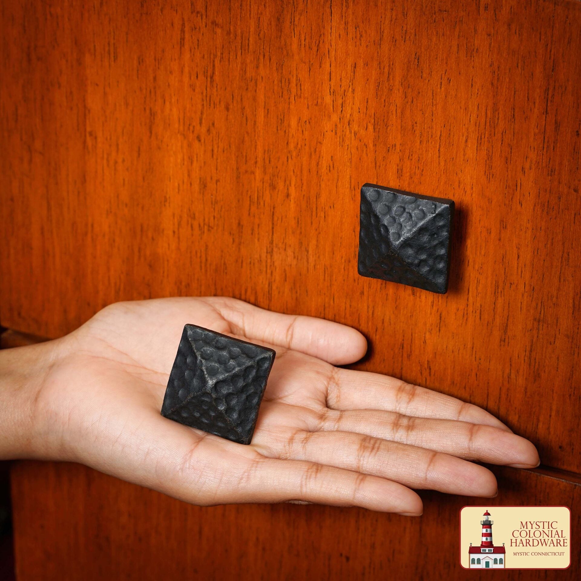 Pomo Cuadrado de Hierro Forjado a Mano - 1 1/4 Pulgadas de Diámetro - Imagen 1