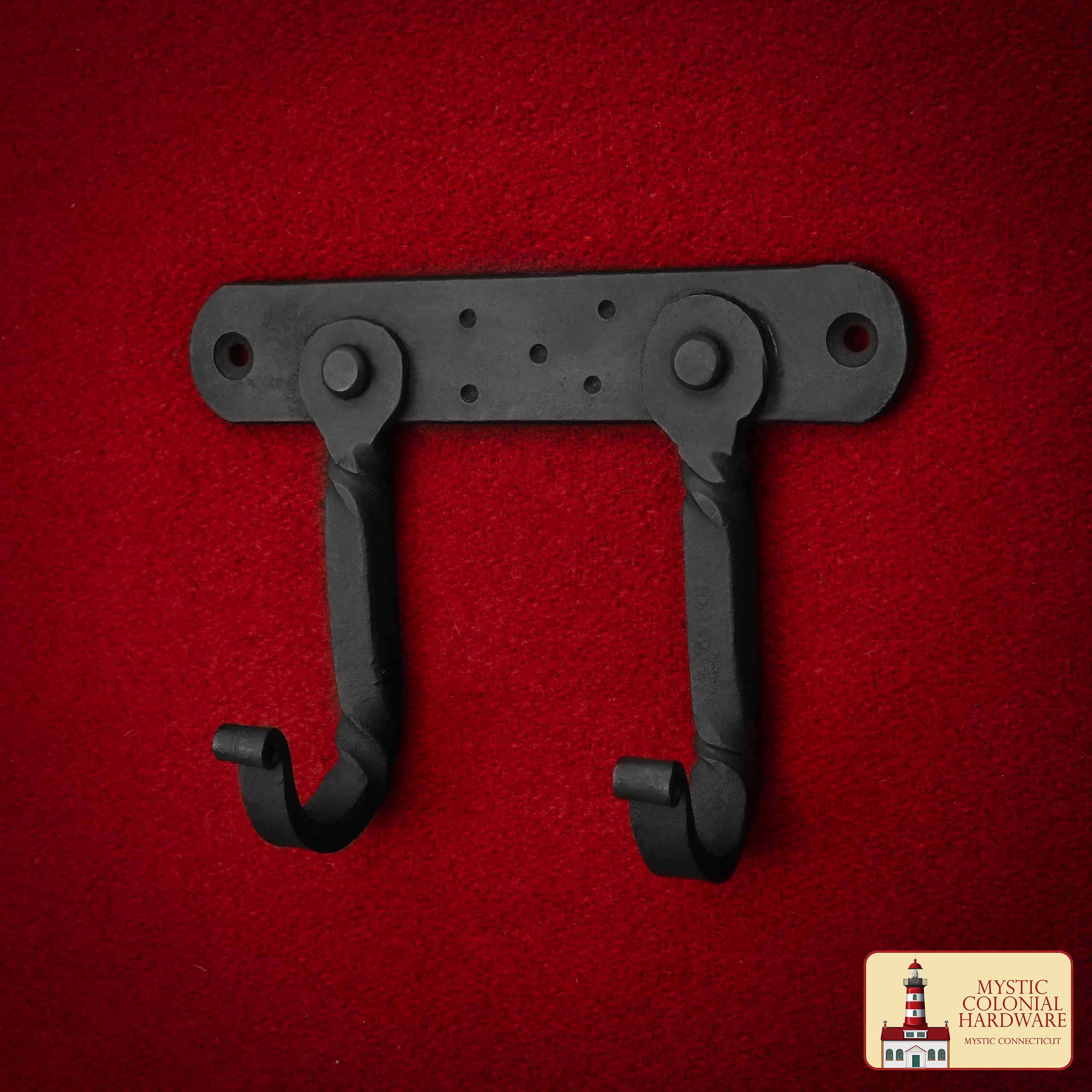 Gancho de Pared Rústico Forjado a Mano con Dos Colgadores: Ideal para Ambientes Victorianos, Coloniales, Retro, Steampunk, Góticos y Barrocos (14.9x10.9cm) - Imagen 2