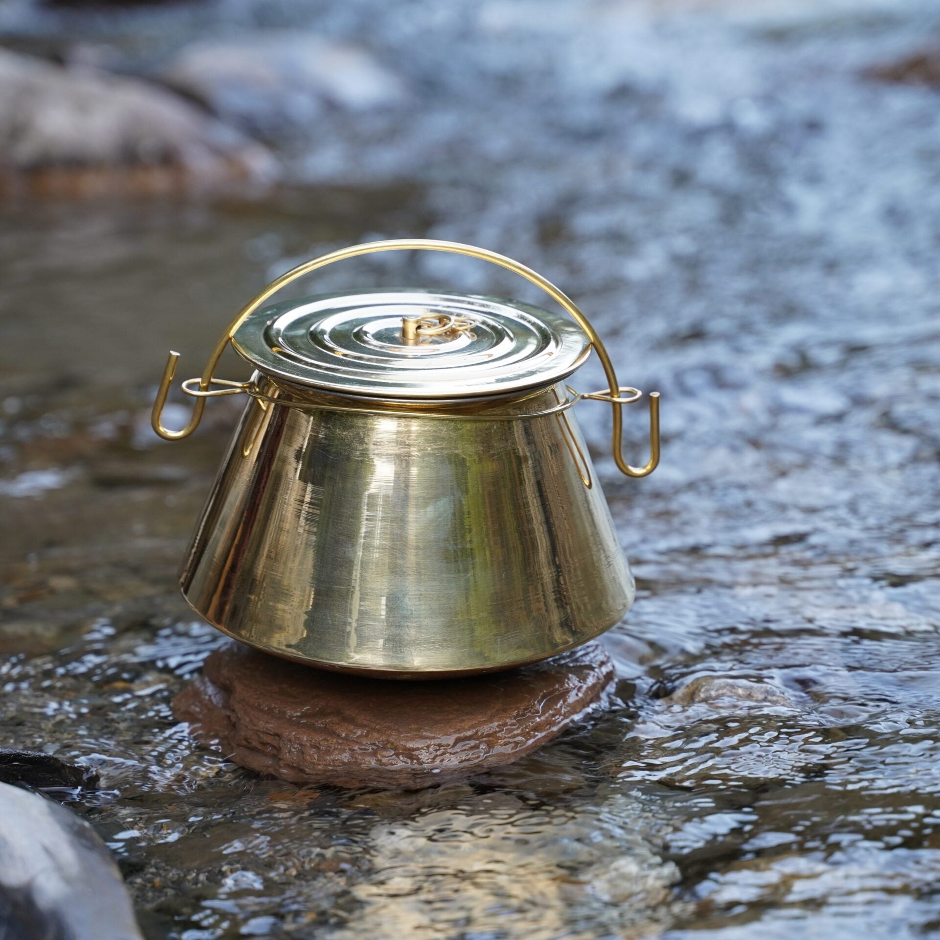 Hervidor Medieval de Latón con Tapa - Olla Histórica para Cocinar Al Aire Libre y en Hogueras - Caldero de Latón Pulido Hecho a Mano - Imagen 9