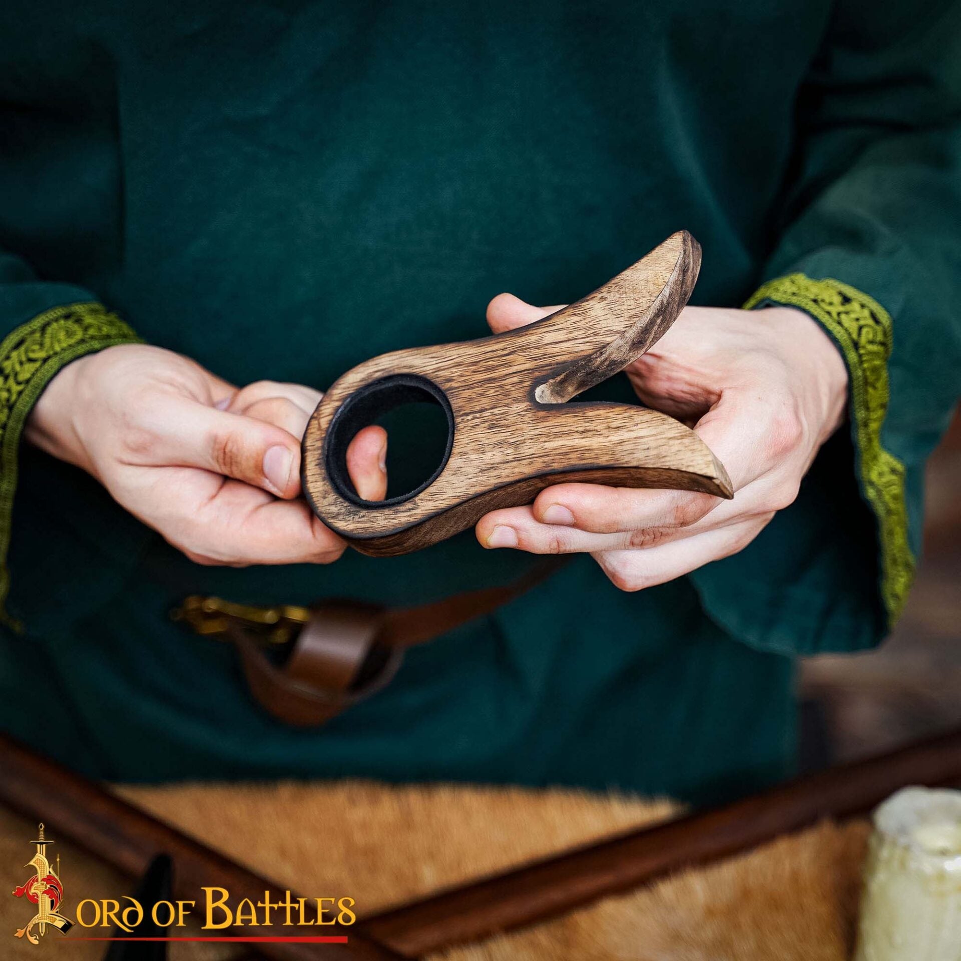 Soporte de Madera Artesanal para Cuerno de Vikingo con Forro de Ante - Expositor Rústico - Imagen 6