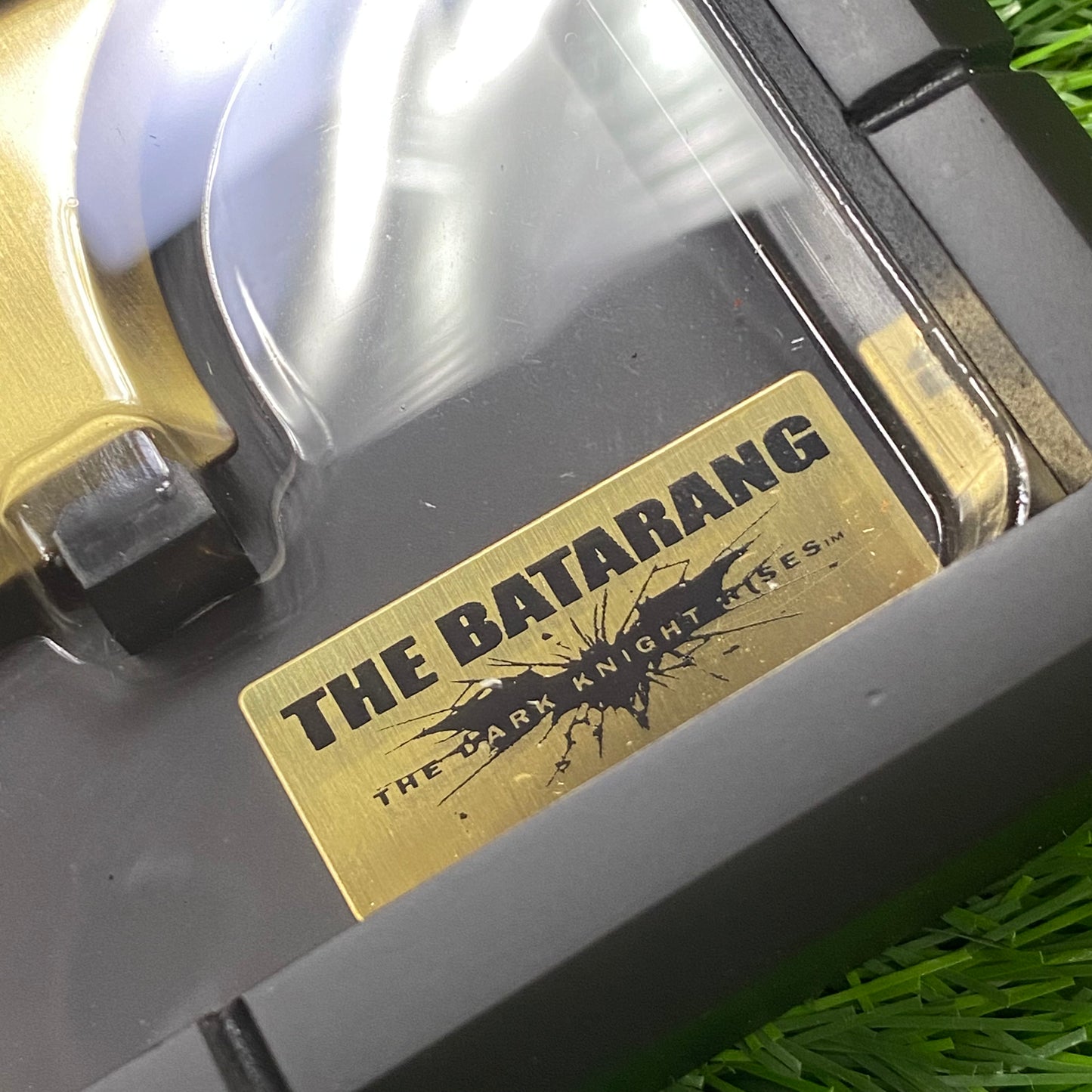 BATARANG EN EXPOSITOR - BATMAN BEGINS & THE DARK KNIGHT NN4129 C/Defectos N87