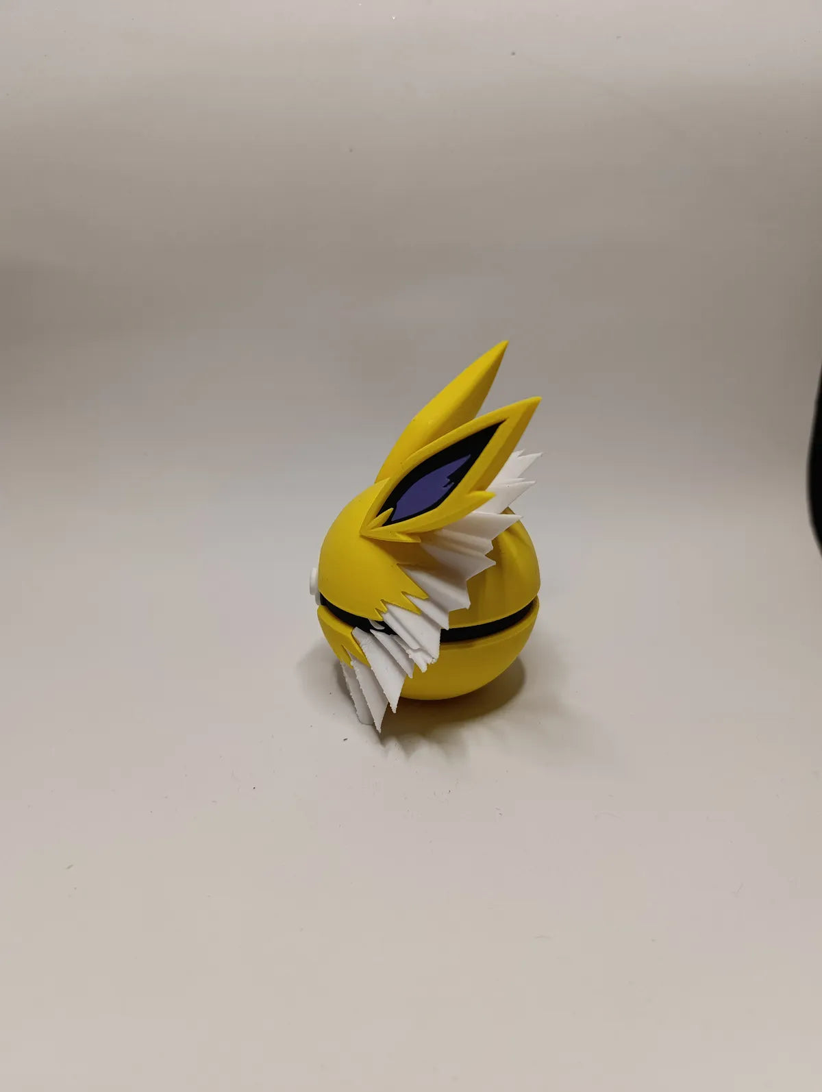 Poké Ball Jolteon Réplica Coleccionable