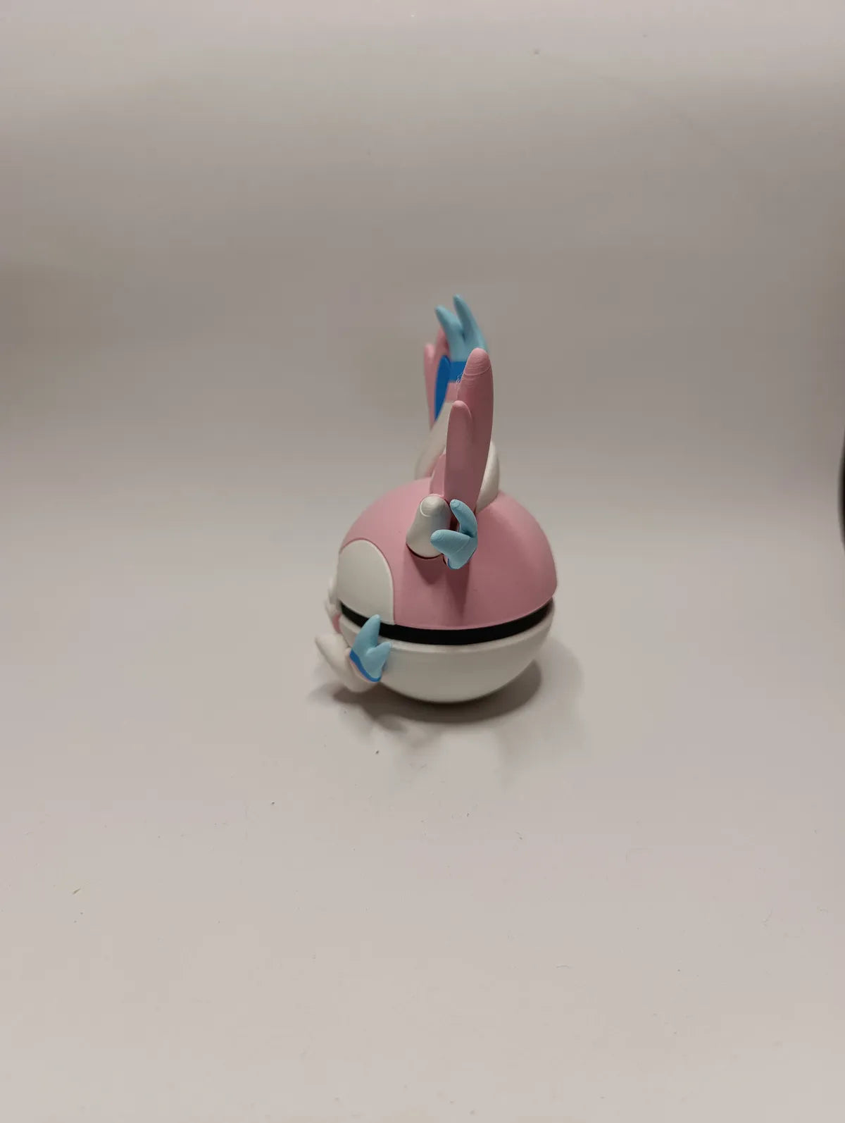 Poké Ball Sylveon Réplica Coleccionable