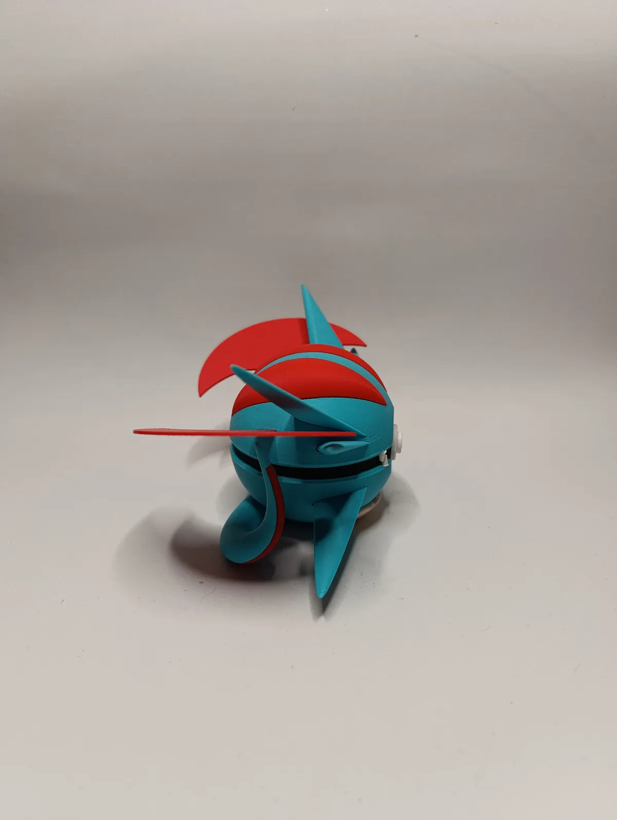 Réplica colecionável do Salamence em Pokébola