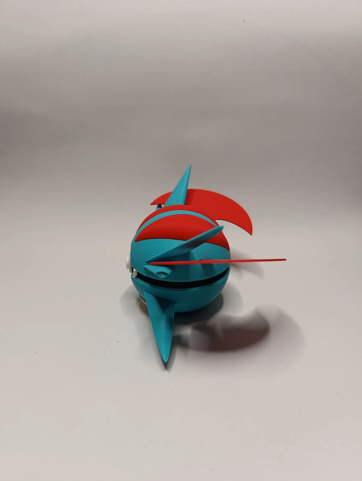 Réplica colecionável do Salamence em Pokébola