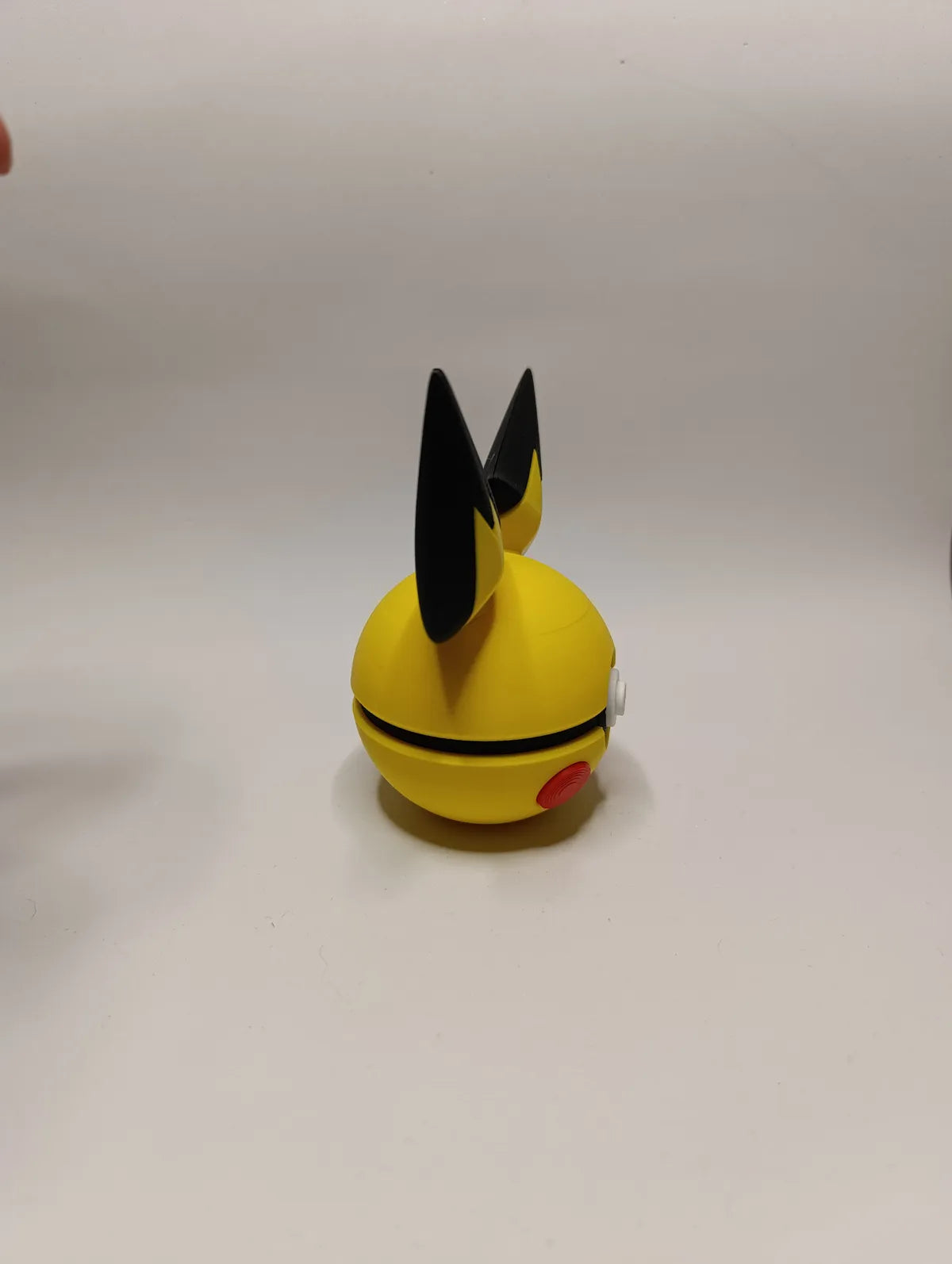 Poké Ball Pichu Réplica Coleccionable
