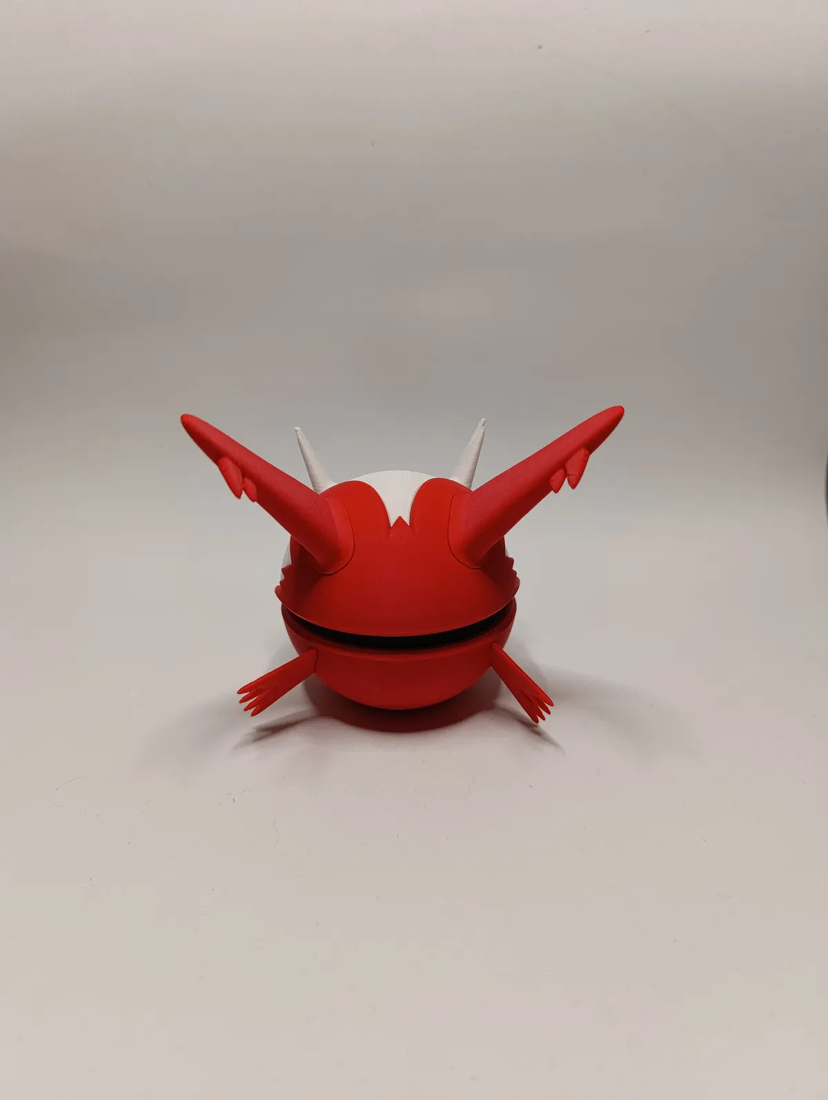 Réplica colecionável da Poké Ball Latias