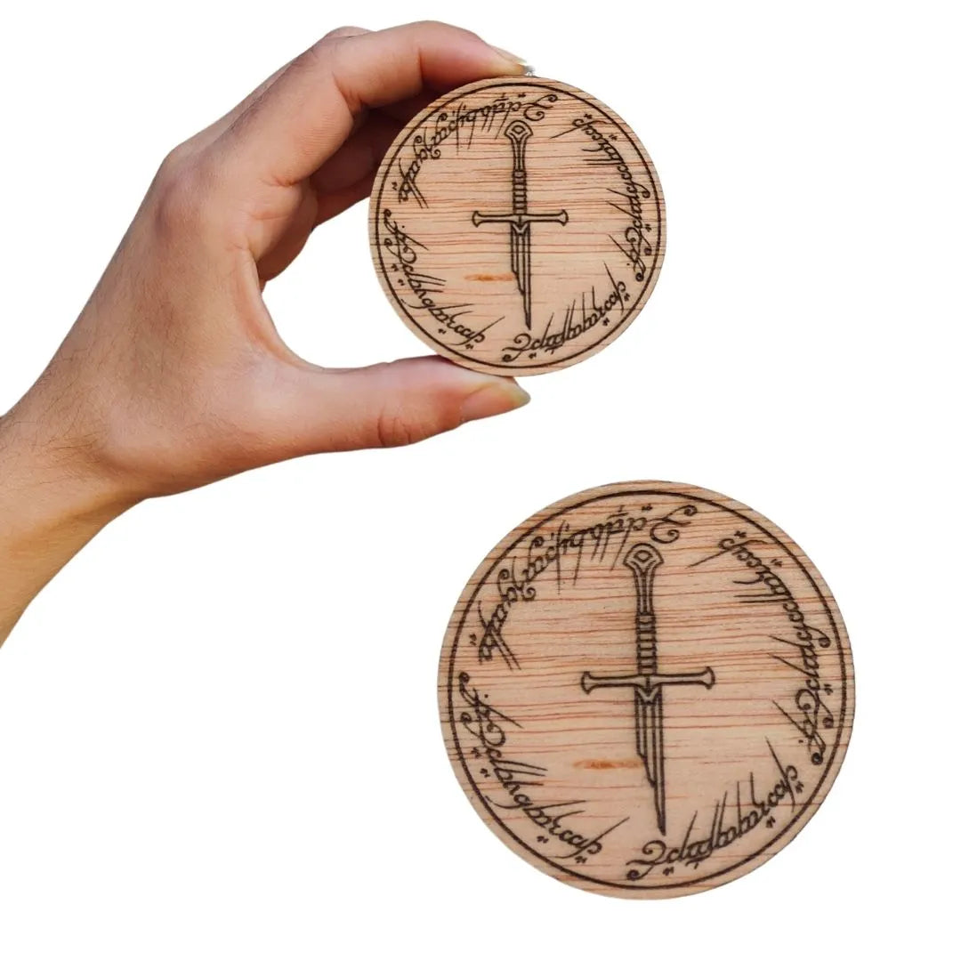 Imagen de Imán Inscripción Anillo Único Con Narsil Rota parte de nuestra colección en Espadas y más, sitio oficial.