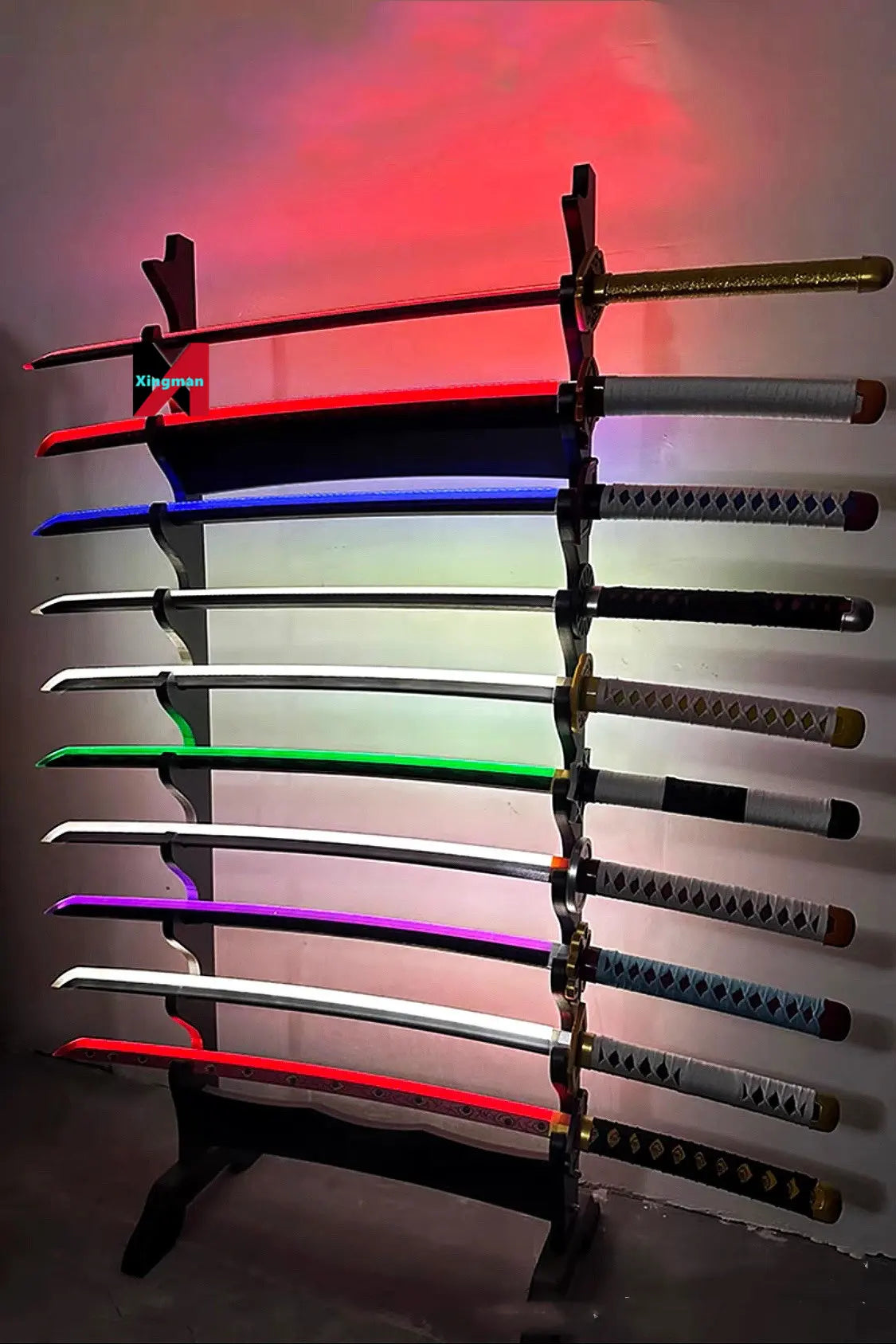 Imagen de Katana de Rengoku de Kimetsu no Yaiba de bambú con luces Led parte de nuestra colección en Espadas y más, sitio oficial.