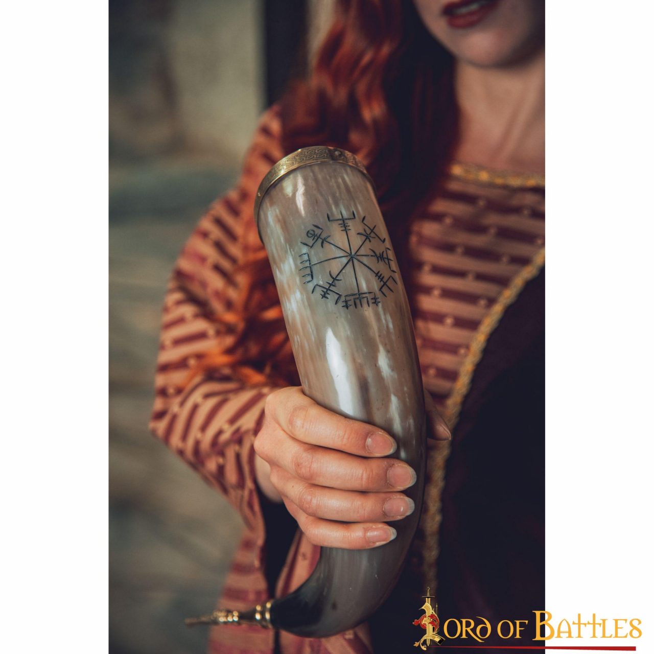 Cuerno Vikingo para Beber con Runa Vegvísir Grabada - Borde y Punta de Latón - Imagen 17