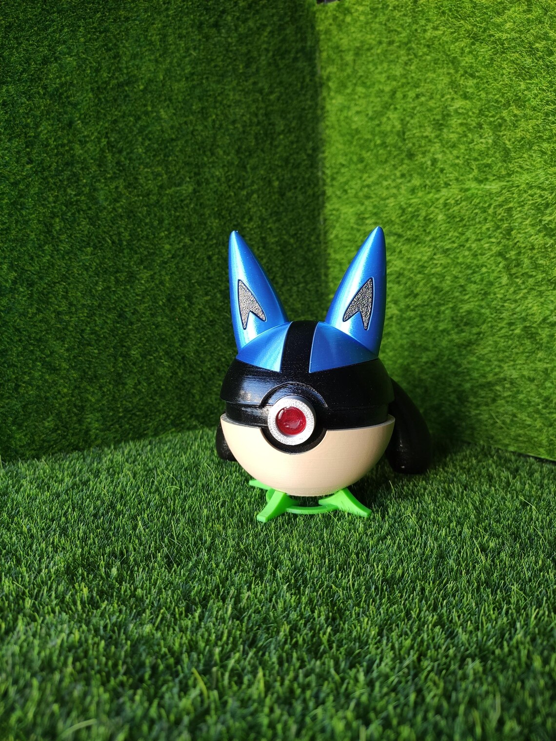 Imagen de Pokeball Artesanal Lucario parte de nuestra colección en Espadas y más, sitio oficial. Esta imagen describe pokeball